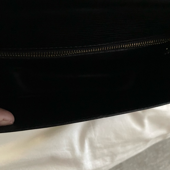 Louis Vuitton Saint Cloud Leather Crossbody - Picture 6 of 9